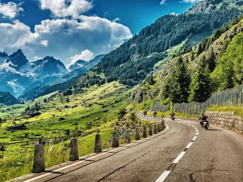 Het zuiden van Zuid-Tirol - Kalternmeer © Hotel Zum Hirschen Motorrijders op kronkelige bergweg met Alpenlandschap