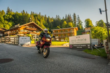 Ski- & Motorradhotel Eva-Marie © Moppetfoto.de Motorrijder voor ingang van hotel Eva-Marie en Motorradhotel