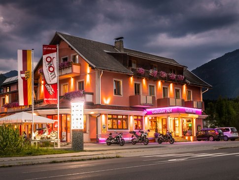 Gailtaler Hof © Moppetfoto.de Verlicht hotel met motoren en auto's bij schemering