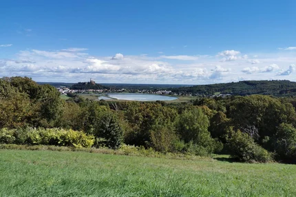 Burgenland © Leberzipf Didi Blick auf eine grüne Landschaft mit einem See und einer Burg im Hintergrund