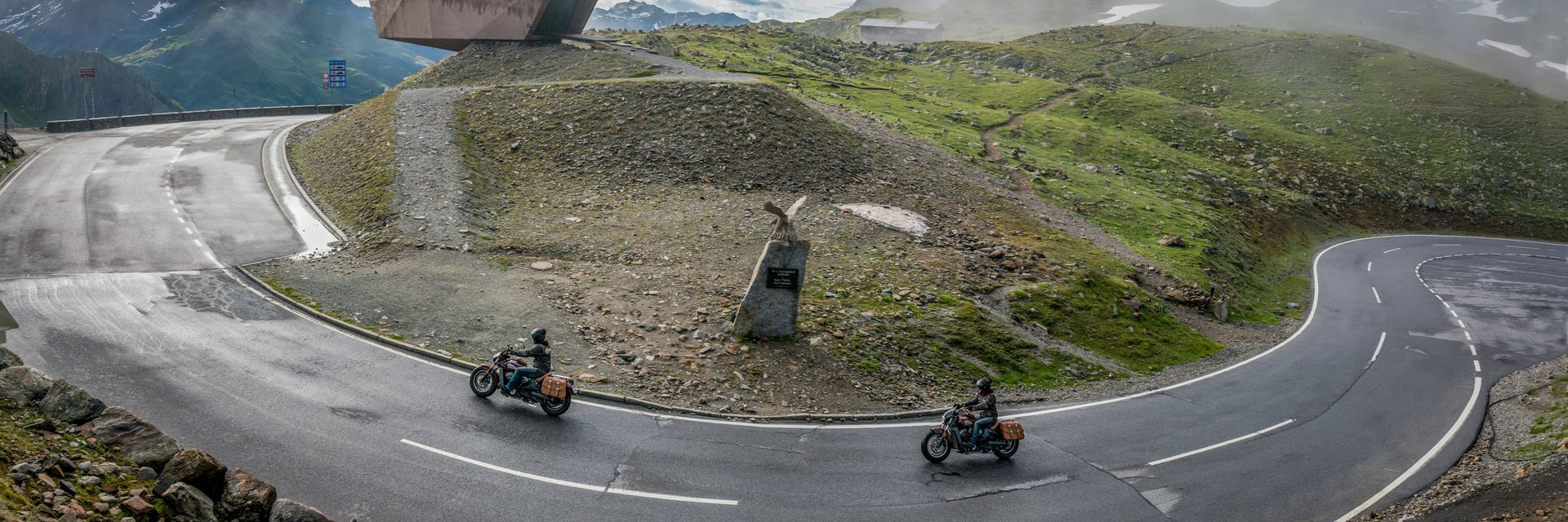 Alpenhotel Laurin ***S © Moppetfoto.de Kurvenreiche Bergstraße mit zwei Motorradfahrern und Aussichtspunkt im Nebel