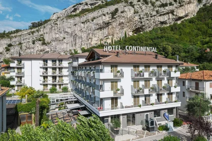 Hotel Continental © Andrea Zanchi Photography Hotel Continental met balkons en buitenruimte bij rotsachtige berg