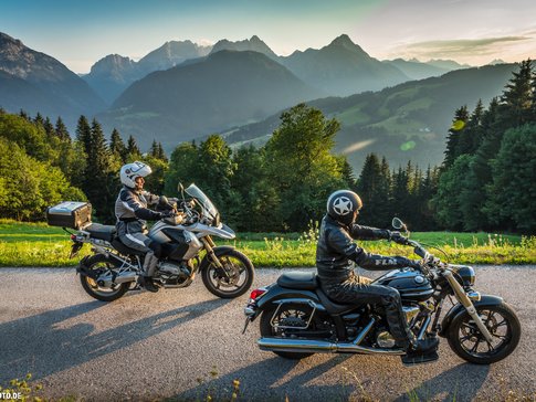 Gailtal - Karnische Alpen © Moppetfoto.de Twee motorrijders op bergweg met Alpen op achtergrond bij zonsondergang