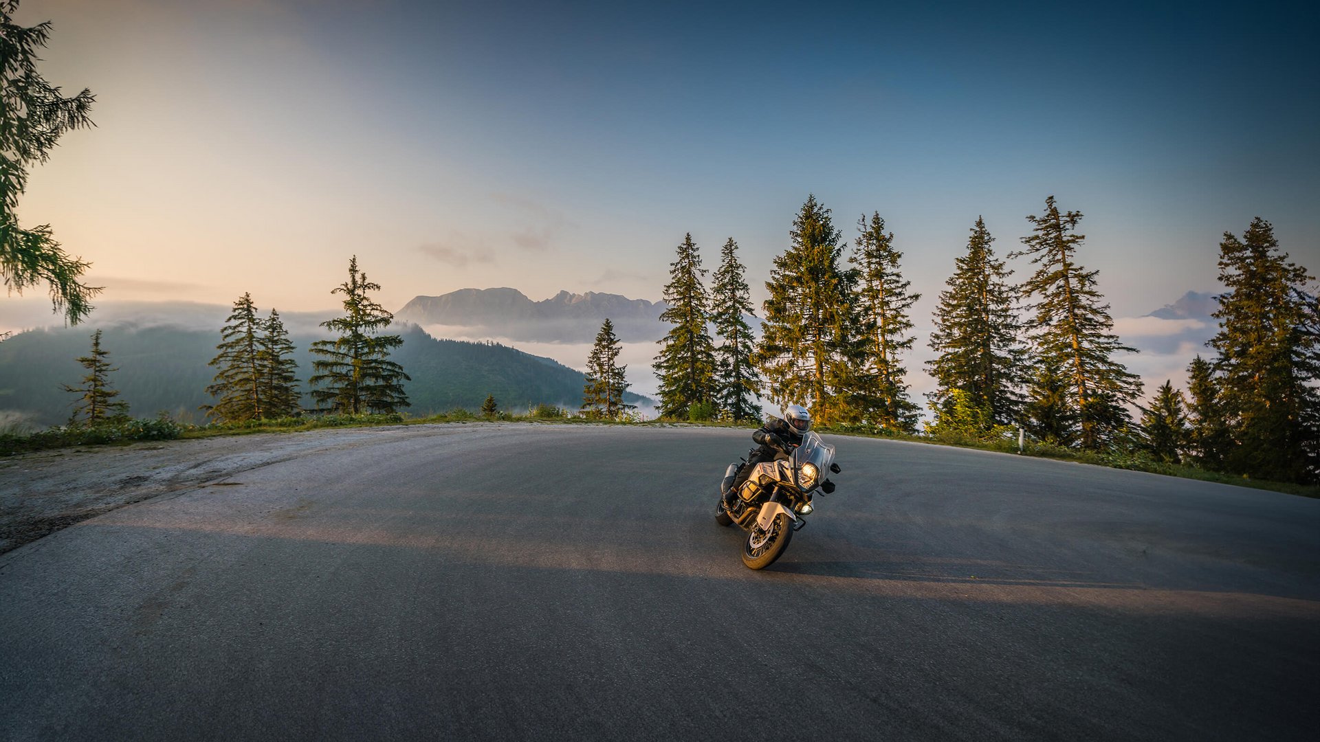 Motorradurlaub © Moppetfoto.de Motorradfahrer auf kurviger Bergstraße bei Sonnenuntergang