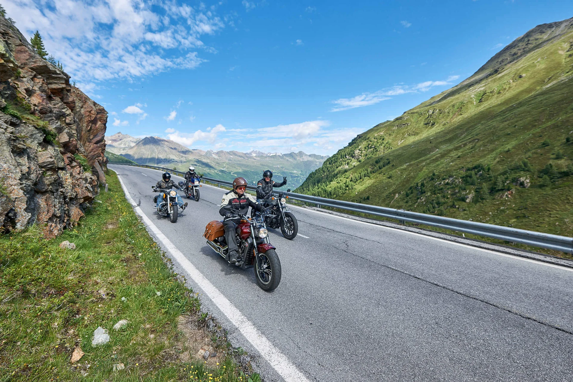 Motorradurlaub © studio22.at - Marcel Hagen Motorradfahrer fahren auf einer Bergstraße bei sonnigem Wetter