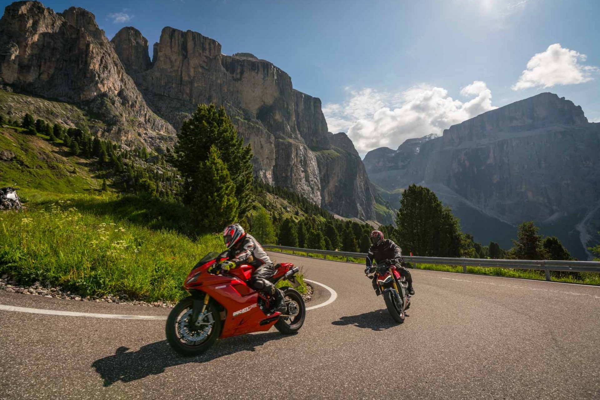 Motorvakantie © Moppetfoto.de Twee motorrijders op een kronkelende bergweg bij zonnig weer