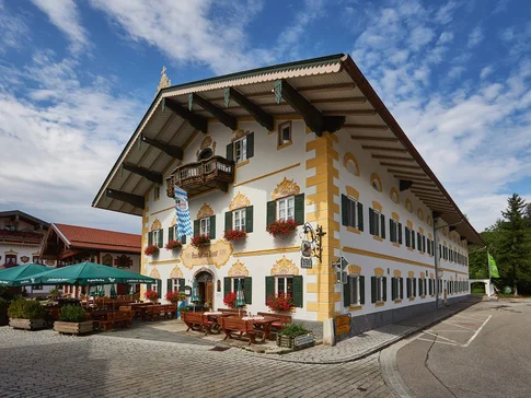 Gasthof Hotel Zur Post Samerberg © Team F8 Traditionelles bayerisches Gasthaus mit Außenbestuhlung und Blumendekor