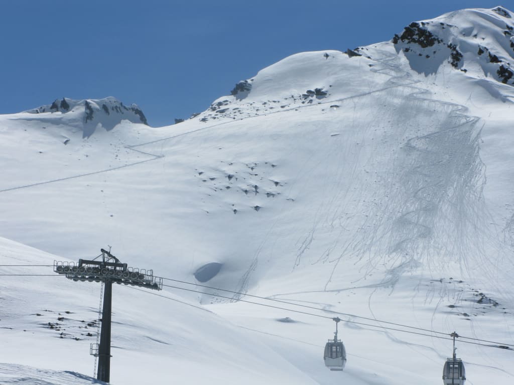 Skiopening 3 Tage - Sonntagsanreise Schneebedeckter Berg mit Skilift und Ski-Spuren im Schnee