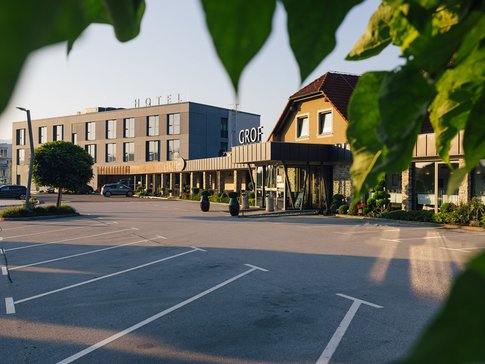 Hotel Grof © Ziga Intihar Hotelgebäude mit Parkplatz und Bäumen bei Tageslicht