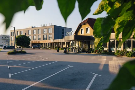 Hotel Grof © Ziga Intihar Hotelgebäude mit Parkplatz und Bäumen bei Tageslicht