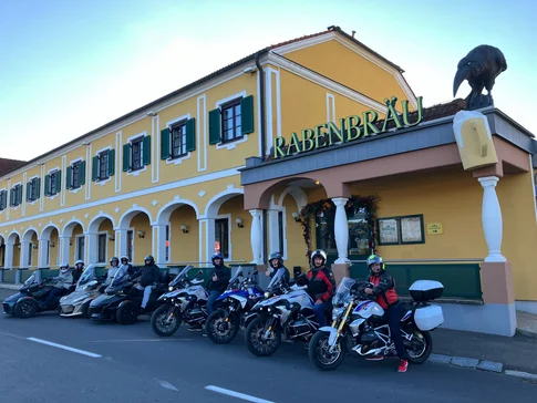 Brau-Gasthof Schmidt - Rabenbräu © Rabenbraeu Braugasthof Schmidt Motorcyclists in front of yellow building with RABENBRÄU sign