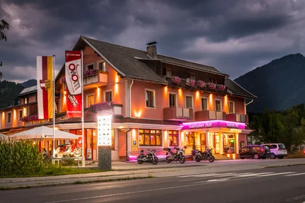 Gailtaler Hof © Moppetfoto.de Lit hotel with motorcycles and cars at dusk