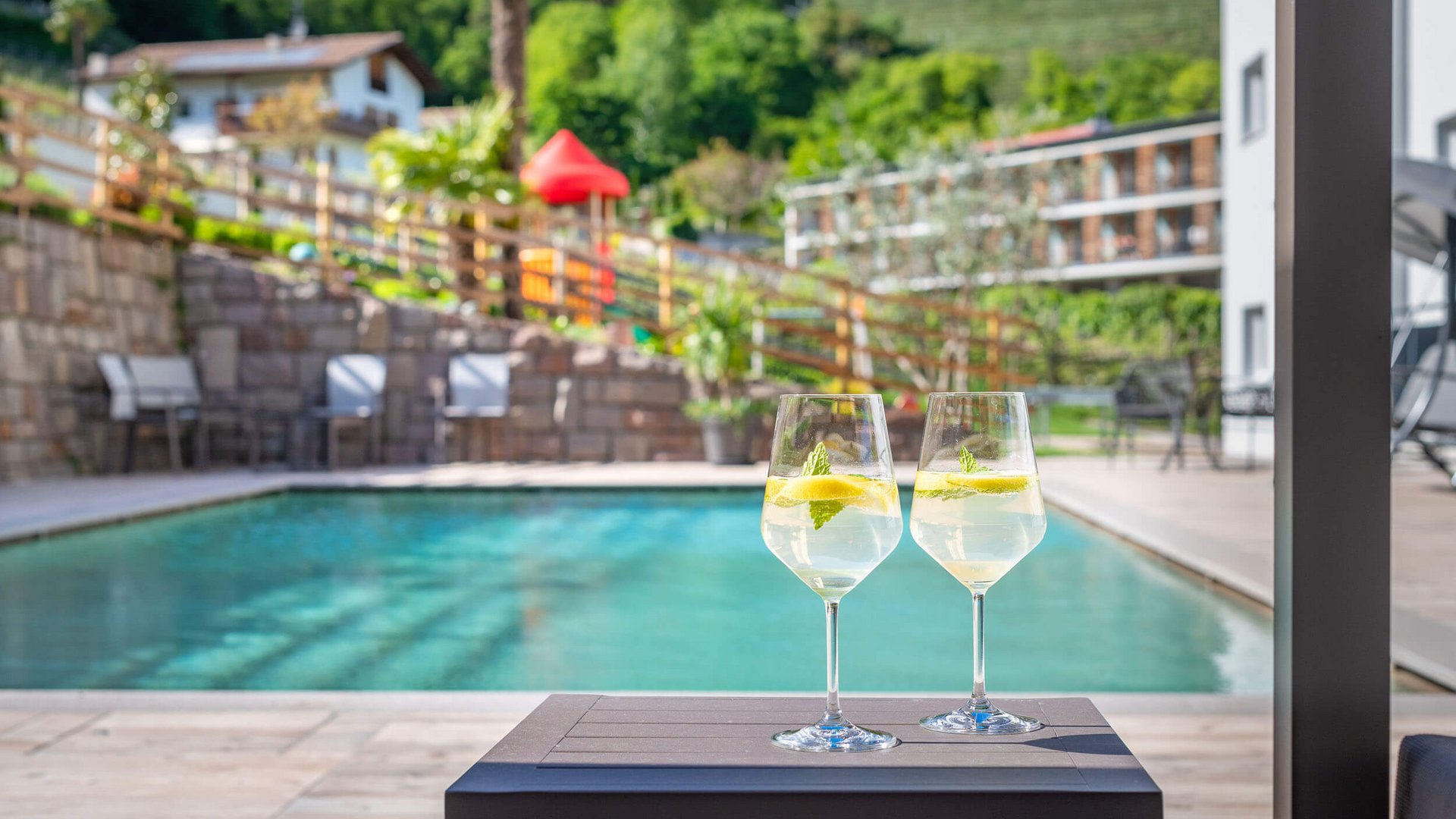 Motorradurlaub © compusol.it Zwei Gläser mit Zitronenlimonade am Pool bei sonnigem Wetter