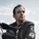 Motorradurlaub © Hotel Both Mann in Lederjacke sitzt auf schwarzem Motorrad mit Helm daneben