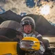 Motorradurlaub © Moppetfoto.de Mann auf gelbem Motorrad vor Berglandschaft bei Sonnenuntergang