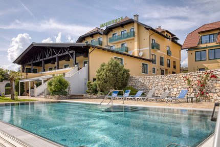 Marienhof – mein Refugium © Bianca Wagner Hotel Marienhof mit Außenpool und Liegestühlen bei sonnigem Wetter