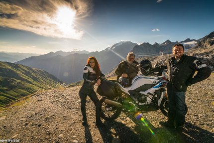 Moto Fun Anna © Moppetfoto.de Drei Personen mit BMW-Motorrad auf Bergstraße bei Sonnenschein