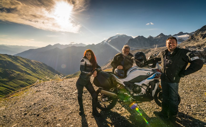 Moto Fun Anna *** © Moppetfoto.de Three people with BMW motorcycle on mountain road in sunlight