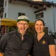 Motorradurlaub © Moppetfoto.de zwei lächelnde personen vor hotel mit motorrädern im hintergrund