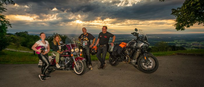 Gasthof Hotel Zur Post Samerberg *** © Moppetfoto.de Vier Motorradfahrer mit zwei Motorrädern bei Sonnenuntergang auf Aussichtspunkt