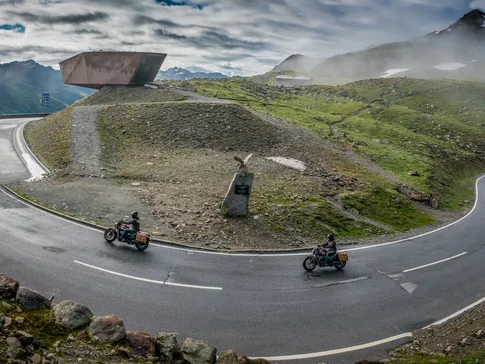 Ötztal - Timmelsjoch © Moppetfoto.de Winding mountain road with two motorcyclists and foggy viewpoint