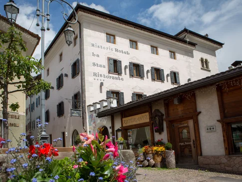 Hotel La Stüa © Hotel La Stüa Historisches Hotel und Restaurant La Stua mit Blumen im Vordergrund