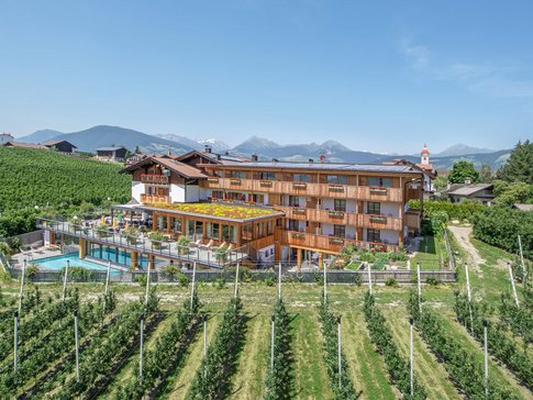 Hotel Jonathan © Hannes Niederkofler Hotel im Grünen mit Bergblick und Pool umgeben von Weinbergen