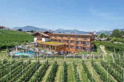 Hotel Jonathan © Hannes Niederkofler Hotel in greenery with mountain view and pool surrounded by vineyards