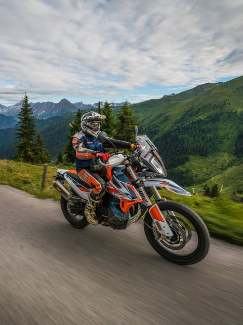 Motorradurlaub © Moppetfoto.de Zwei Motorradfahrer fahren auf einer Bergstraße mit Alpenpanorama