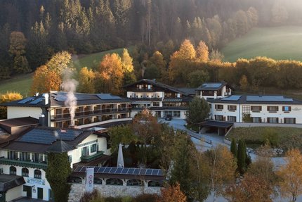 Landhotel & Gasthof Laudersbach Berghotel met zonnepanelen omgeven door herfstbomen en mist