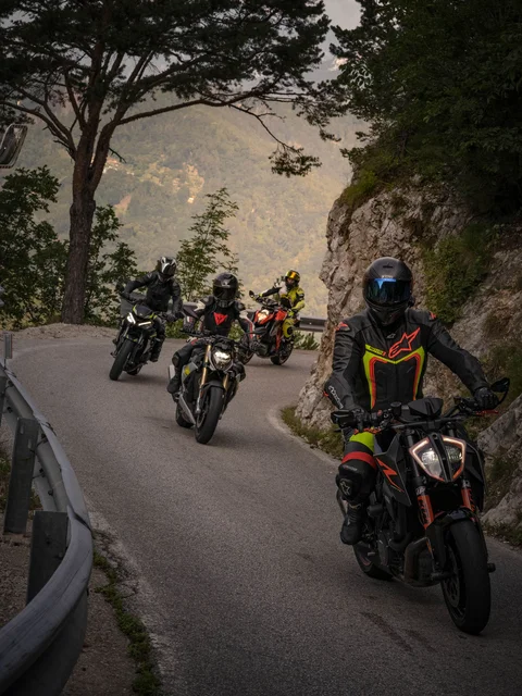 Motorradurlaub © Andrea Acler Vier Motorradfahrer fahren auf kurvenreicher Bergstraße