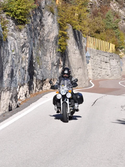 Motorradurlaub © Hotel Teutschhaus Motorradfahrer auf kurviger Bergstraße neben Felswand