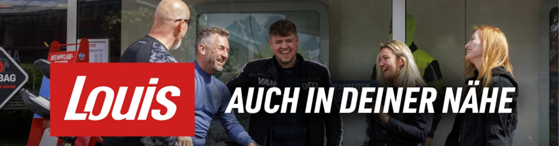 Motorradurlaub © Detlev Louis Motorrad-Vertriebsgesellschaft mbh Fünf Personen lachen vor einem Geschäft mit Louis-Logo