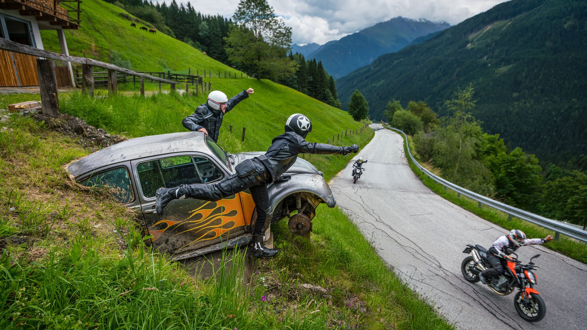 Motorradurlaub © Moppetfoto.de Motorradfahrer winken von einem alten Auto am Straßenrand in den Bergen