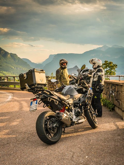 Motorradurlaub © Moppetfoto.de Zwei Motorradfahrer mit ihren Bikes auf Bergstraße bei Sonnenuntergang