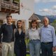 Motorradurlaub © Upscale Familienfoto vor einem Haus mit Bergen im Hintergrund