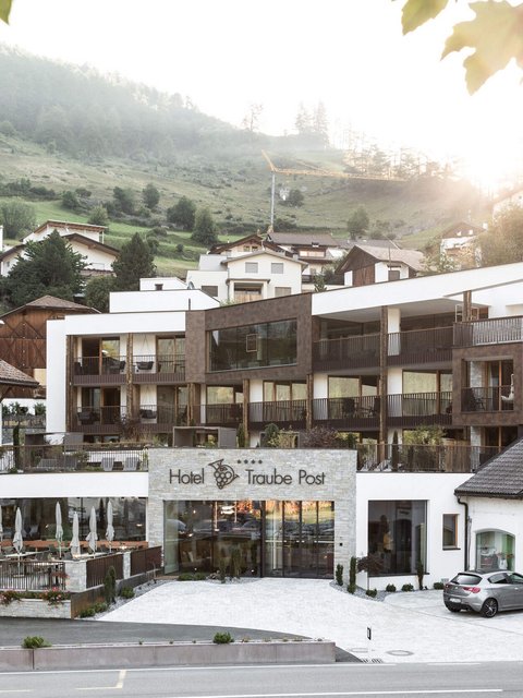 Motorradurlaub © Theiner Karl-Heinz & Co KG Hotel Traube Post in einem Bergdorf bei Sonnenuntergang