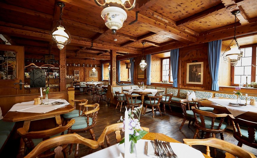 Gasthof Hotel Zur Post Samerberg *** © Team F8 Gemütlicher Gastraum mit Holzvertäfelung und Tischen im traditionellen Stil