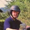 Motorradurlaub © Mathies Wilhelm Robert jun. Mann mit Helm auf blauem Harley-Davidson Motorrad im Garten