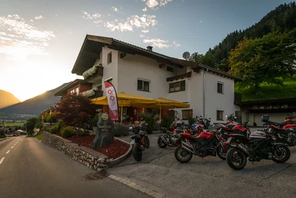 Das Sonnleiten Ski- und Motorradhotel Bruck im Zillertal © Moppetfoto.de Hotel mit Motorrädern auf Parkplatz bei Sonnenuntergang in den Bergen