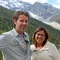 Motorradurlaub © Landhotel Gasthof Laudersbach Ein Mann und eine Frau vor bewaldeten Bergen und schneebedecktem Gipfel
