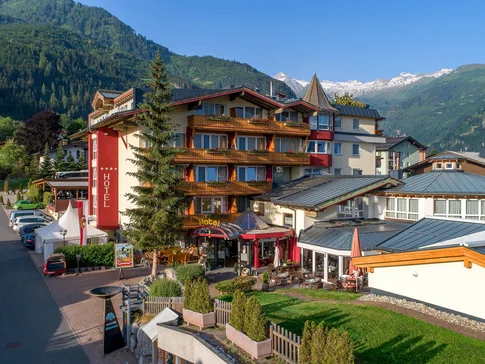 Vötter's Hotel © Vötters Hotel Hotel in den Alpen mit Bergen im Hintergrund und blauen Himmel