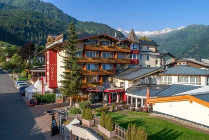 Vötter's Hotel © Vötters Hotel Hotel in den Alpen mit Bergen im Hintergrund und blauen Himmel