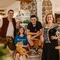 Motorradurlaub © Thomas Linkel Fotodesign Familie mit zwei Kindern und Katze in traditioneller Einrichtung