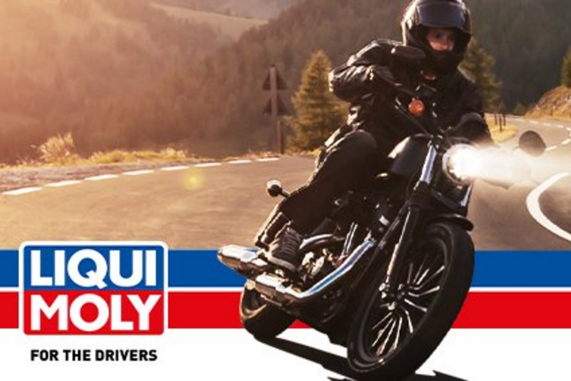 Motorradurlaub © Liqui Moly Motorradfahrer auf kurviger Bergstraße mit Liqui Moly Logo
