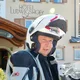 Motorradurlaub © Alessandro Scremin Motorradfahrer mit Helm vor Hotel Ludwigshof