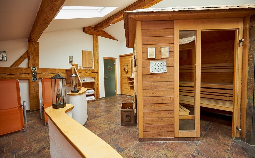 Gasthof Hotel Zur Post Samerberg *** © Team F8 Innenansicht eines Saunaraums mit Holzsauna und entspannenden Sitzgelegenheiten